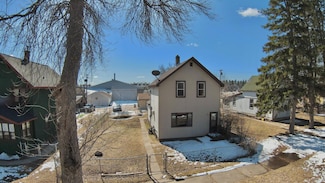 313 9th St SW, Chisholm, MN 55719