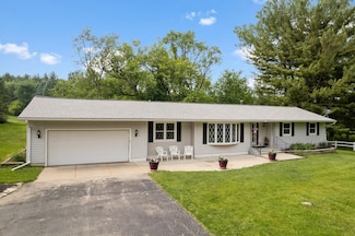 W8748 Pine Hollow Rd, Poynette, WI 53955
