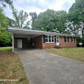 422 Community Rd, Warsaw, NC 28398