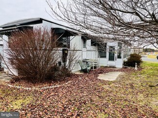 31 Maple Dr, Sicklerville, NJ 08081