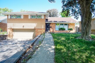 32 W Leslie Ln, Villa Park, IL 60181