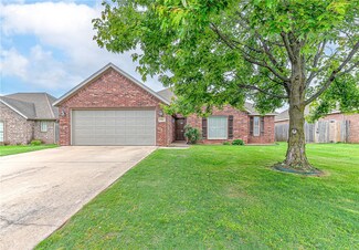 6004 S 36th St, Rogers, AR 72758