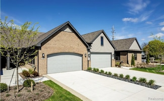 910 Heritage Dr, Bloomfield Township, MI 48304