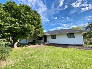 704 Countryside Ln, Pontiac, IL 61764