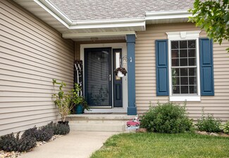 1405 Meadow View Ln, Waverly, IA 50677