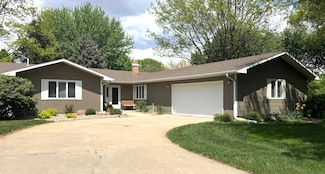 2017 O St, Aurora, NE 68818