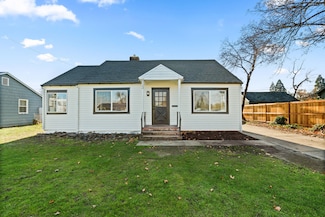 933 Dakota Ave, Medford, OR 97501