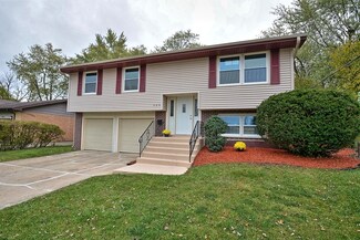 925 Blackhawk Dr, University Park, IL 60484