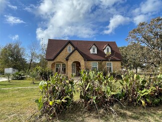 809 4th St, Palacios, TX 77465