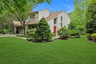 5 Lakeridge Dr, Huntington, NY 11743