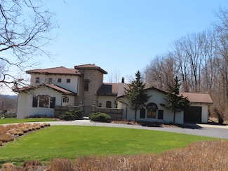 969 Skyevale NE Unit 2, Ada, MI 49301