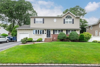 257 S 15th St, Lindenhurst, NY 11757