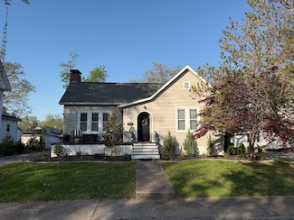 403 S Walnut St, Carmi, IL 62821