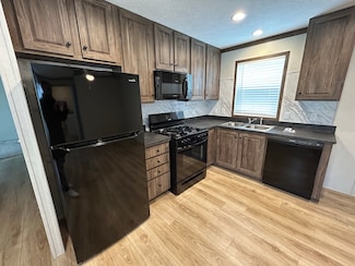 16 E Arizona Unit 16, Belleville, MI 48111