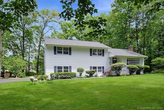 39 Whiffle Tree Ln, New Canaan, CT 06840