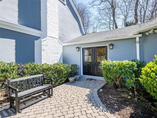 4 Terrace Ct, Port Washington, NY 11050
