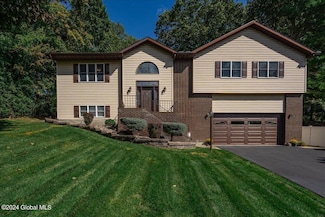 18 Pheasant Ridge Dr, Albany, NY 12211