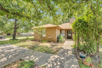 728 Woodland Ct, Kennedale, TX 76060