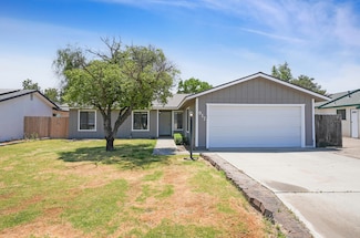917 Moffat Dr, Hanford, CA 93230