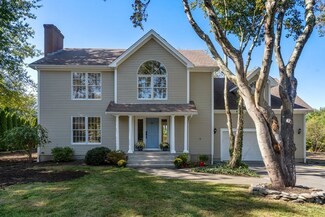 62 Bluegrass Dr, Middletown, RI 02842