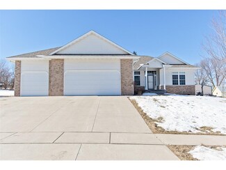 145 Oak Park Dr, Robins, IA 52328