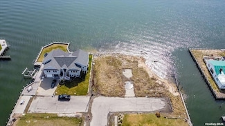61 E Shore Dr, Babylon, NY 11702
