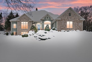 W261N2830 Woodburne Ct, Pewaukee, WI 53072