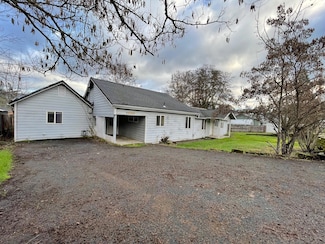 1805 NW Candler Ave, Grants Pass, OR 97526