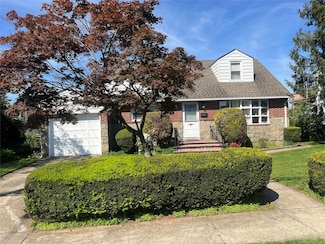 92 Lawrence St, Farmingdale, NY 11735