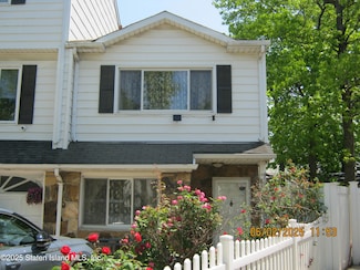 39 Poets Cir, Staten Island, NY 10312