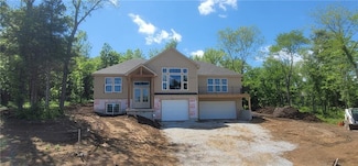 1604 SW Stonewall Dr, Oak Grove, MO 64075
