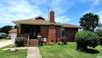 614 N Chiles St, Carlinville, IL 62626