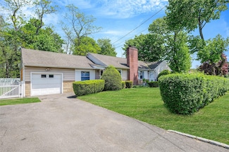 23 Portland Way, Wheatley Heights, NY 11798