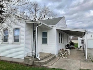 1006 N Falvey St, Winamac, IN 46996