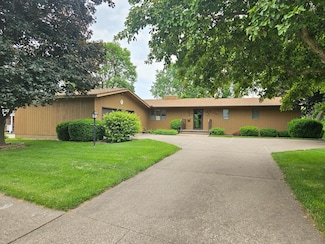 2120 Fareway Dr, Muscatine, IA 52761