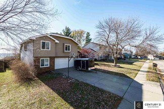 915 E Aberdeen Dr, Papillion, NE 68046