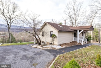 547 Mawani Village Ln, Berkeley Springs, WV 25411