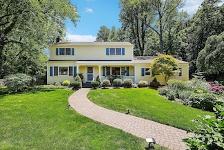 10 Harned Dr, Centerport, NY 11721