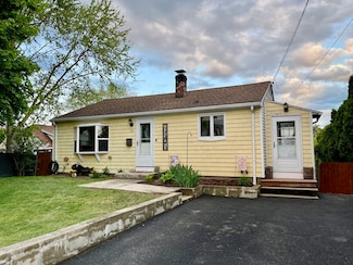 26 Lakeview St, Blackstone, MA 01504