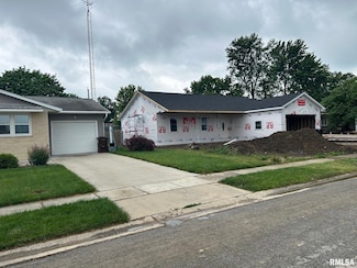 910 E Heights Ave, Taylorville, IL 62568