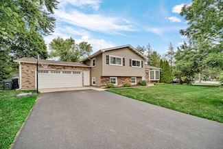 1904 Burr Oak Ln, Lindenhurst, IL 60046