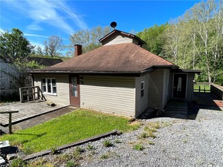151 Oak Forest Rd, Brave, PA 15316