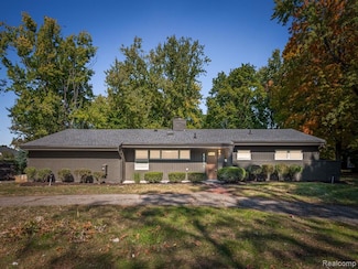 4550 W Maple Rd, Bloomfield Hills, MI 48301