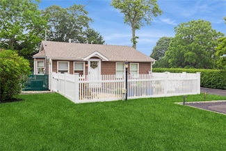 3 Dock Rd, Remsenburg, NY 11960