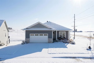 916 Long Dr, Solon, IA 52333