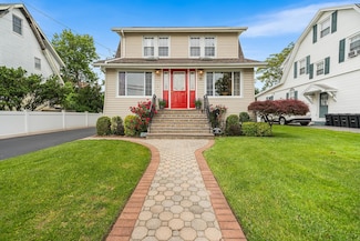 15 Leach St, Lynbrook, NY 11563