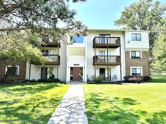 30028 W 12 Mile Rd Unit 32, Farmington Hills, MI 48334