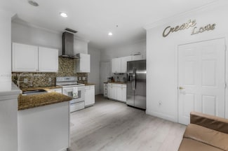 1064 Hampton Cir, Naples, FL 34105