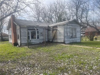 108 N San Antonio St, Hearne, TX 77859