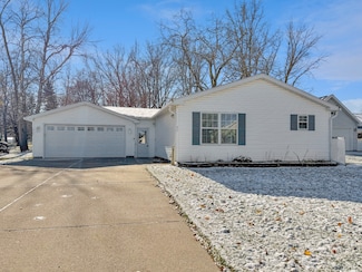 211 Deep Lake Dr, Williamston, MI 48895